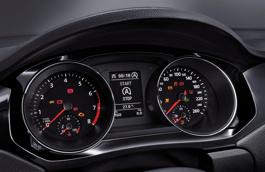 Панель приборов Volkswagen Sagitar 2015 года  (фото 9 из 17)